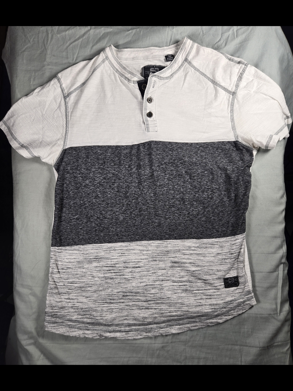 Distortion Men's White/Gray Colorblock Knit Henley Tee Short Sleeve Size S Shirt